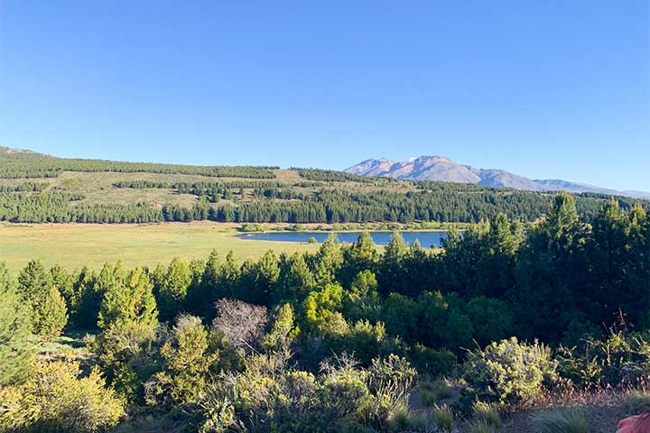 Senderos en Laguna La Zeta, vista del cerro Nahuel Pan - Foto Balero Producciones